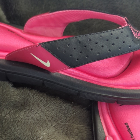 Nike Black and Pink Sandals - Picture 4 of 6